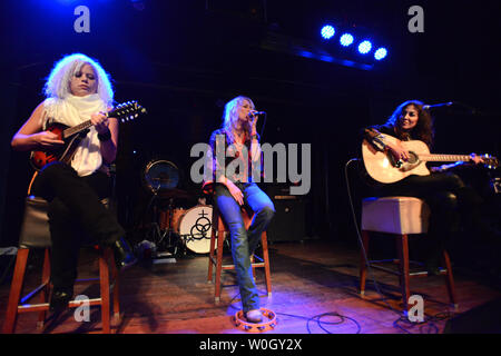 Chanteur Shannon Conley chante une chanson de Led Zeppelin assistée par Megan Thomas (L), guitariste et batteur Steph Paynes Leesa Harrington-Squyres pendant une performance de l'ensemble-girl Lez Zeppelin bande à l'Autel Bar, un converti église, à Pittsburgh, Pennsylvanie le 10 novembre 2012. Led Zeppelin le film "Jour de fête" est sorti le Blu-ray et d'autres accueil formats le 19 novembre 2012, alors que leur vie sur la musique live avec des groupes populaires comme Lez Zeppelin dans bars et théâtres à travers l'Amérique. UPI/Pat Benic Banque D'Images