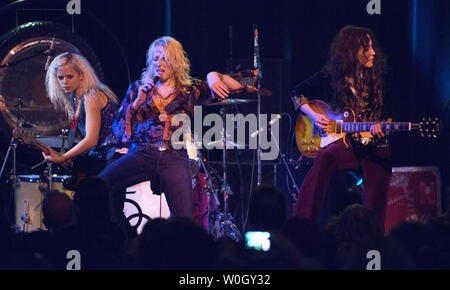 Chanteur Shannon Conley de Lez Zeppelin belts out un Led Zeppelin musique assistée par le guitariste Steph Paynes (R), guitariste de base Megan Thomas et le batteur Leesa Harrington-Squyres pendant une performance de l'ensemble-girl Lez Zeppelin bande à l'État Theatre à Falls Church, Virginie le 17 novembre 2012. Led Zeppelin le film "Jour de fête" est sorti le Blu-ray et d'autres accueil formats le 19 novembre 2012, alors que leur vie sur la musique live avec des groupes populaires comme Lez Zeppelin dans bars et théâtres à travers l'Amérique. UPI/Pat Benic Banque D'Images