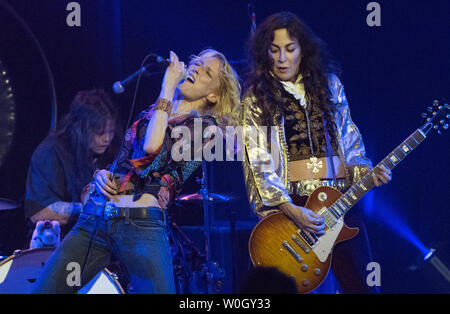 Chanteur Shannon Conley de Lez Zeppelin belts out un Led Zeppelin musique assistée par le guitariste Steph Paynes (R) et le batteur Leesa Harrington-Squyres pendant une performance de l'ensemble-girl Lez Zeppelin bande à l'État Theatre à Falls Church, Virginie le 17 novembre 2012. Vivant est le guitariste de base Megan Thomas. Led Zeppelin le film "Jour de fête" est sorti le Blu-ray et d'autres accueil formats le 19 novembre 2012, alors que leur vie sur la musique live avec des groupes populaires comme Lez Zeppelin dans bars et théâtres à travers l'Amérique. UPI/Pat Benic Banque D'Images