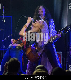 Chanteur Shannon Conley de Lez Zeppelin belts out un Led Zeppelin musique assistée par le guitariste Steph Paynes pendant une performance de l'ensemble-girl Lez Zeppelin bande à l'État Theatre à Falls Church, Virginie le 17 novembre 2012. Pas vu le guitariste de base sont Megan Thomas et le batteur Leesa Harrington-Squyres. Led Zeppelin le film "Jour de fête" est sorti le Blu-ray et d'autres accueil formats le 19 novembre 2012, alors que leur vie sur la musique live avec des groupes populaires comme Lez Zeppelin dans bars et théâtres à travers l'Amérique. UPI/Pat Benic Banque D'Images