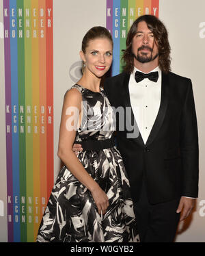 Le guitariste du groupe de rock Les Foo Fighters Dave Grohl et sa femme Jordyn poser pour les photographes sur le tapis rouge à leur arrivée pour une soirée de divertissement de gala au Kennedy Center, le 1 décembre 2012, à Washington, DC. Le Kennedy Center Honors annuelle sont remis chaque année sur cinq artistes pour leur l'ensemble de ses réalisations dans le domaine des arts et de la culture. UPI/Mike Theiler Banque D'Images