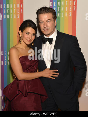 L'acteur Alec Baldwin et sa femme Hilaria poser pour les photographes sur le tapis rouge à leur arrivée pour une soirée de divertissement de gala au Kennedy Center, le 1 décembre 2012, à Washington, DC. Le Kennedy Center Honors annuelle sont remis chaque année sur cinq artistes pour leur l'ensemble de ses réalisations dans le domaine des arts et de la culture. UPI/Mike Theiler Banque D'Images