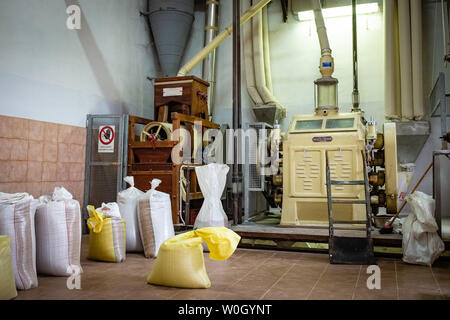 NOCI, ITALIE - 29 septembre 2018 : processus de mouture du blé dans un ancien moulin électrique Banque D'Images