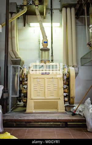 NOCI, ITALIE - 29 septembre 2018 : processus de mouture du blé dans un ancien moulin électrique Banque D'Images