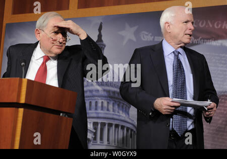 Le sénateur Carl Levin (D-MI), (L), ses yeux de shileds les feux avant de faire des remarques à la presse sur une proposition de réforme bipartisane des procédures du Sénat, comme le sénateur John McCain (R-AZ) assiste également, sur la colline du Capitole, le 28 décembre 2012, à Washington, DC. Recommandations L'espoir de rationaliser les pratiques futures, notamment en ce qui concerne l'obstruction systématique. UPI/Mike Theiler Banque D'Images