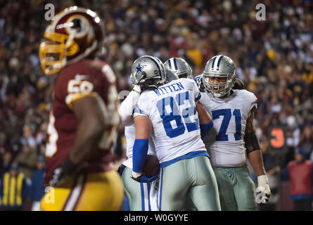 Cowboys de Dallas tight end Jason Witten (82) est félicité par coéquipiers après avoir présenté un 9 verges passer contre les Redskins de Washington au cours du deuxième trimestre à FedEx Field à Landover, Maryland le 30 décembre 2012. UPI/Kevin Dietsch Banque D'Images