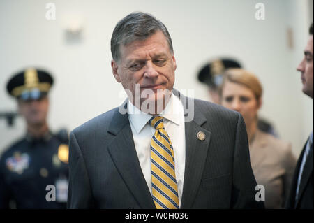 Rempl. Tom Cole (R-OK) laisse un GOP House réunion de caucus sur le précipice budgétaire sur la colline du Capitole à Washington, DC le 1er janvier 2013. La Chambre est débattu un projet de loi du Sénat sur la falaise budgétaire qui a été adopté plus tôt ce matin. UPI/Kevin Dietsch. Banque D'Images