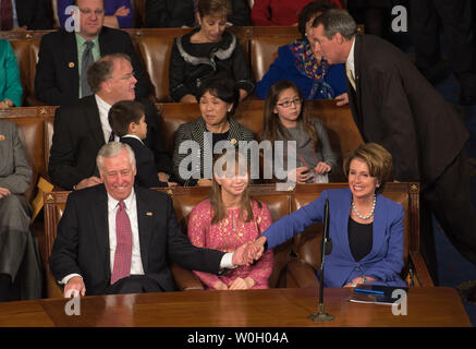 Chef de la minorité de la Chambre Nancy Pelosi, serre la main de House Whip minoritaire Rep. Steny Hoyer (D-MD) après qu'il a appelé à un vote en sa faveur au cours de la séance d'ouverture de la 113e Chambre des représentants des États-Unis dans le Capitole à Washington, D.C., le 3 janvier 2013. UPI/Ken Cedeno. Banque D'Images