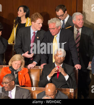 Rép. américain Joseph Kennedy (D-MA) au centre gauche, parle avec son père l'ancien député Joseph Patrick Kennedy II (D-MA) au cours de la séance d'ouverture de la 113e Chambre des représentants des États-Unis dans le Capitole à Washington, D.C., le 3 janvier 2013. UPI/Ken Cedeno Banque D'Images