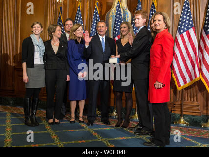 Rempl. Joseph Kennedy (D-MA) (2e R) est solennellement prêté serment devant le président de la Chambre John Boehner (R-OH) comme il est rejoint par son fiancé Lauren Ann Birchfield, (3R), à la suite de la première session du 113ème Congrès, le 3 janvier 2013 à Washington, DC. UPI/Ken Cedeno Banque D'Images