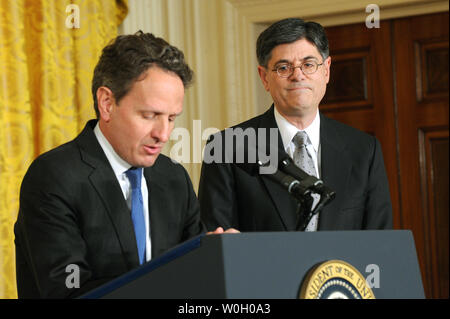 La personne nommée par le président Obama pour être le prochain Secrétaire Trésor Chef de Cabinet de la Maison Blanche, Jack Lew observe alors que Tim Geithner Secrétaire sortant prononce une allocution lors d'une cérémonie à l'Est Chambre à la Maison Blanche à Washington, DC Le 10 janvier 2013. UPI/Kevin Dietsch Banque D'Images