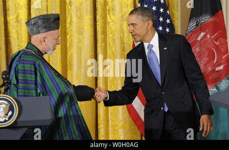 Le président américain Barack Obama (R), serre la main avec le président afghan Hamid Karzai à l'issue d'une conférence de presse dans l'East Room de la Maison Blanche, le 11 janvier 2013, à Washington, DC. Les dirigeants discutent un long terme la présence des troupes US en tant que les forces militaires américaines d'oeil à un retrait à partir de 2014 date de l'Afghanistan. UPI/Mike Theiler Banque D'Images