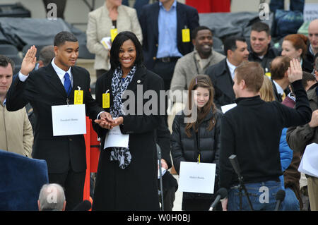 Le président Barack Obama stand-in U.S. Air Force Sergent Serpico Elliott et la Première Dame Michelle Obama et l'armée en Delondra Rollins Spécialiste de participer à l'Inauguration répétition générale à Washington, DC Le 13 janvier 2013. Le président Barack Obama sera prêté serment pour un second mandat le 21 janvier 2013. UPI/Kevin Dietsch Banque D'Images