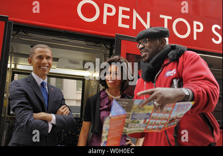 Washington, DC Washington James résident (R) en plaisantant montre un plan de la ville de figures de cire Madame Tussauds Le président américain Barack Obama et la Première Dame Michelle Obama comme ils *arrive* dans le cadre d'une promotion inaugurale dans le célèbre musée de cire, Washington, DC, le 17 janvier 2013. La Cinquième-septième l'Inauguration présidentielle aura lieu le 21 janvier 2013. UPI/Mike Theiler Banque D'Images