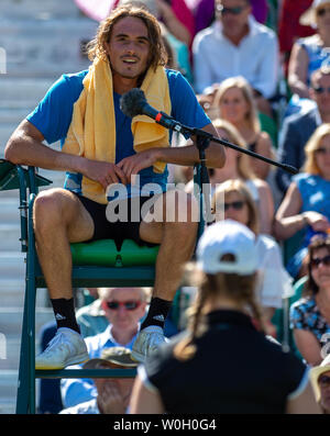 Stoke Poges, España. 27 Juin, 2019. Stefanos Tsitsipas (GRE) gagne son match contre Roberto Bautista Agut (ESP) sur la troisième journée du Boodles à Stoke Park Country Club, Hôtel et Spa et a l'amusement assis dans le siège du juge-arbitre. Credit : Maureen McLean/Alamy Live News Banque D'Images