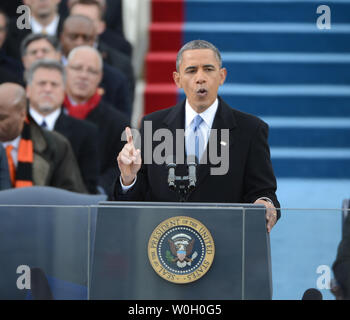 Le président Barack Obama livre son discours d'après avoir prêté serment pour un deuxième mandat en tant que président de l'United States par le juge en chef de la Cour suprême John Roberts au cours de sa cérémonie d'inauguration à le Capitole à Washington, D.C. le 21 janvier 2013. UPI/Pat Benic Banque D'Images