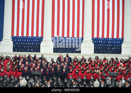 Le Brooklyn Tabernacle Choir chante devant le président Barack Obama a prêté serment pour un second mandat en tant que le président des États-Unis par le juge en chef de la Cour suprême John Roberts au cours de sa cérémonie d'inauguration à le Capitole à Washington, D.C. le 21 janvier 2013. UPI/Pat Benic Banque D'Images