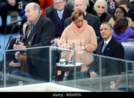 Le président américain Barack Obama regarde James Taylor effectuer après qu'il est prêté serment pour un deuxième mandat par le juge en chef de la Cour suprême John Roberts au cours de sa cérémonie d'inauguration à le Capitole à Washington, D.C. le 21 janvier 2013. Le président Obama a été rejoint par la Première Dame Michelle Obama et ses filles Sasha et Malia. UPI/Kevin Dietsch Banque D'Images