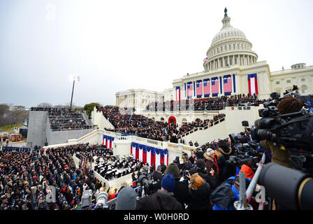 Les participants prennent place avant que le président des États-Unis, Barack Obama a prêté serment pour un deuxième mandat par le juge en chef de la Cour suprême John Roberts au cours de sa cérémonie d'inauguration à le Capitole à Washington, D.C. le 21 janvier 2013. Le président Obama a été rejoint par la Première Dame Michelle Obama et ses filles Sasha et Malia. UPI/Kevin Dietsch Banque D'Images