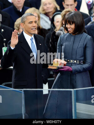 La Première Dame Michelle Obama se tient avec pour le président des États-Unis, Barack Obama, alors qu'il est prêté serment pour un deuxième mandat par le juge en chef de la Cour suprême John Roberts au cours de sa cérémonie d'inauguration à le Capitole à Washington, D.C. le 21 janvier 2013. Le président Obama a été rejoint par la Première Dame Michelle Obama et ses filles Sasha et Malia. UPI/Kevin Dietsch Banque D'Images