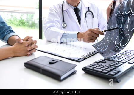 Avoir une conversation avec le professeur médecin et patient holding x-ray film tout en discutant d'expliquer ses symptômes ou l'avocat de la santé diagnostic, healthc Banque D'Images