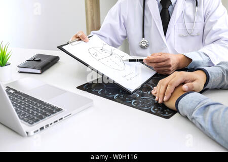 Avoir une conversation avec le professeur médecin et patient holding x-ray film lors de l'examen de l'explication de symptômes ou de diagnostic de la santé, des avocats Banque D'Images