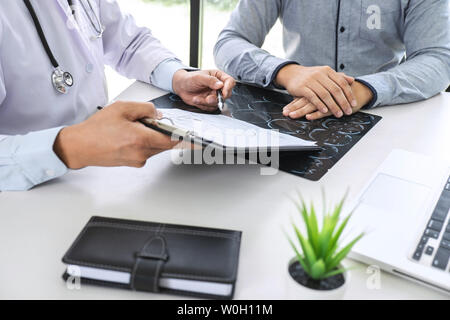 Avoir une conversation avec le professeur médecin et patient holding x-ray film lors de l'examen de l'explication de symptômes ou de diagnostic de la santé, des avocats Banque D'Images
