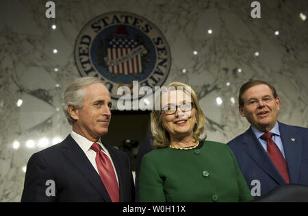 Secrétaire d'Etat américaine Hillary Clinton se tient avec Commission des relations étrangères du Sénat Sénateur membre Bob Corker (R-TN) (L) et le sénateur Robert Menendez (D-NJ) avant une audience sur l'attaque sur les installations diplomatiques à Benghazi, en Libye, sur la colline du Capitole à Washington, D.C. le 23 janvier 2013. UPI/Kevin Dietsch Banque D'Images