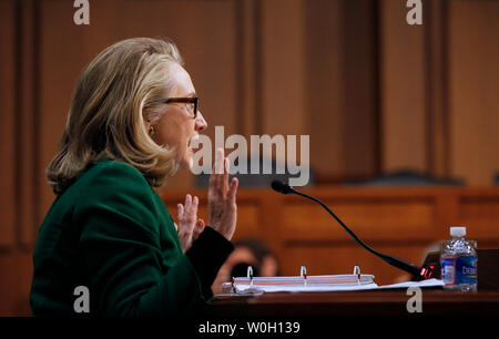 Secrétaire d'État américaine Hillary Clinton témoigne devant la Commission des relations étrangères du Sénat Audition sur les attaques terroristes contre l'ambassade américaine à Benghazi, à Washington, DC Le 23 janvier 2013. UPI/Molly Riley Banque D'Images