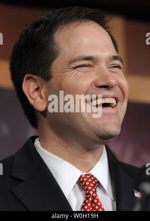 Marco Rubio, sénateur (R-FL) rire pendant un léger instant d'observations sur un plan bi-partison d'introduire la réforme de l'immigration, au Capitole, le 28 janvier 2013, à Washington, DC. La loi suit la soi-disant loi *rêve*, un chemin d'accès à la citoyenneté pour des millions d'immigrants illégaux aux États-Unis. UPI/Mike Theiler Banque D'Images