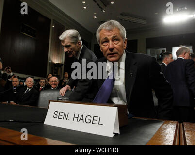 Le sénateur Chuck Hagel arrive avec John Warner (L) l'ancien sénateur de la Virginie, à témoigner devant la Commission des forces armées du Sénat pour Hagel's audience de confirmation pour le secrétaire à la défense, à Washington, DC Le 31 janvier 2013. UPI/Molly Riley Banque D'Images