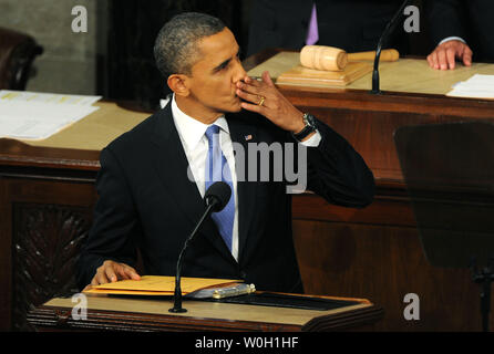 Le président Barack Obama souffle un baiser à l'auditoire avant de livrer son état de l'Union au cours d'une session conjointe du Congrès le 12 février 2013, au Capitole à Washington, DC. UPI/Kevin Dietsch Banque D'Images