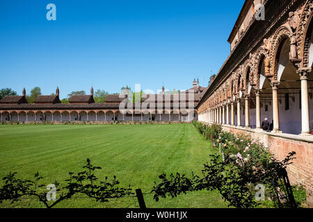 CERTOSA di Pavia, ITALIE - 30 avril 2019 : les touristes visiter le grand cloître du monastère Certosa di Pavia. La Lombardie, Italie Banque D'Images