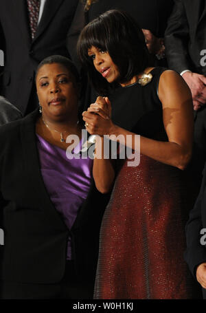 La Première Dame Michelle Obama parle à Cléopâtre, Cowley-Pendleton la mère de Hadiya Pendleton tué jours après avoir participé à la cérémonie d'investiture du président Obama, lors de son arrivée pour le président américain Barack Obama sur l'état de l'Union au cours d'une session conjointe du Congrès le 12 février 2013, au Capitole à Washington, DC. UPI/Kevin Dietsch Banque D'Images