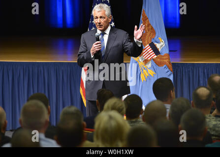 Les nouveaux assermentés le secrétaire à la défense Chuck Hagel fait de commentaires au personnel militaire, les civils et les invités lors de sa première journée au Pentagone, le 27 février 2013, à Arlington, en Virginie. Hagel a finalement été confirmée par un vote au Sénat, après un combat avec des ecchymoses sur les Républicains du Congrès dernière voix, discours et politiques. UPI/Mike Theiler Banque D'Images