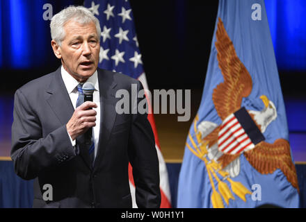 Les nouveaux assermentés le secrétaire à la défense Chuck Hagel fait de commentaires au personnel militaire, les civils et les invités lors de sa première journée au Pentagone, le 27 février 2013, à Arlington, en Virginie. Hagel a finalement été confirmée par un vote au Sénat, après un combat avec des ecchymoses sur les Républicains du Congrès dernière voix, discours et politiques. UPI/Mike Theiler Banque D'Images