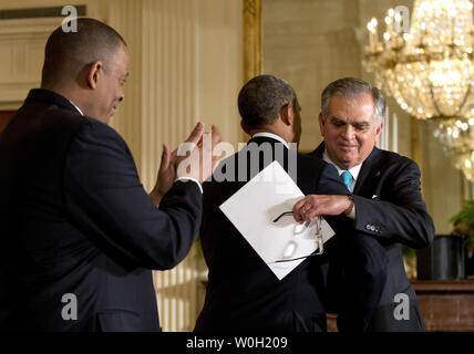 Le président Barack Obama (C) hugs Secrétaire aux transports, Ray LaHood sortant comme le candidat d'Obama pour le remplacer, Charlotte Maire Anthony Foxx (L), applaudit, lors d'une cérémonie à la Maison Blanche le 29 avril 2013 à Washington, D.C. UPI/Kevin Dietsch Banque D'Images