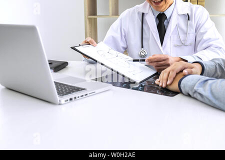 Avoir une conversation avec le professeur médecin et patient holding x-ray film lors de l'examen de l'explication de symptômes ou de diagnostic de la santé, des avocats Banque D'Images