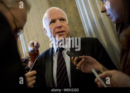 Le sénateur John McCain (R-AZ) parle à des journalistes comme promenades à la salle du Sénat pour le vote sur le budget, le 22 mars 2013, au Capitole à Washington, D.C. UPI/Kevin Dietsch Banque D'Images