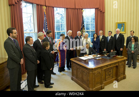 Le président Barack Obama signe une loi désignant les îles San Juan, à Washington, un Monument National, un projet de loi au cours de la signature dans le bureau ovale à la Maison Blanche le 25 mars 2013 à Washington, D.C., le président Obama a signé une série de projets de la désignation de cinq nouveaux monuments nationaux, y compris, le Rio Grande del Norte, au Nouveau Mexique, le premier monument de l'État de Delaware, l'Underground Railroad Harriet Tubman au Maryland, le jeune Charles Soldats Buffalo en Ohio et les îles San Juan à Washington. UPI/Kevin Dietsch Banque D'Images