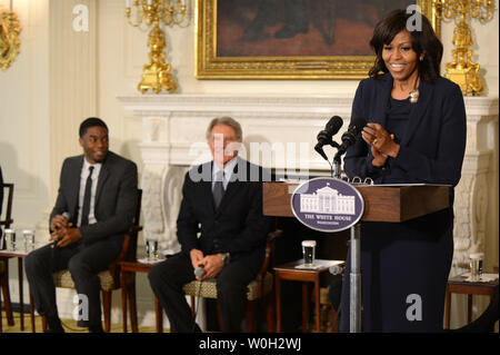 La Première Dame Michelle Obama parle aux côtés d'acteurs Harrison Ford (C) et Chadwick Boseman comme elle se félicite les lycéens et étudiants de partout au pays pour un atelier avec les acteurs et de l'équipe du film Ò42,Ó dans l'État à manger à la Maison Blanche le 2 avril 2013 à Washington, D.C. Les membres du cast de '42'a participé à une discussion sur le film, Jackie Robinson et les thèmes d'inspiration de sa vie que les élèves peuvent appliquer à leurs propres. UPI/Kevin Dietsch Banque D'Images