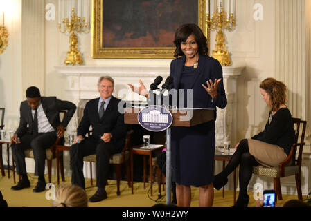 La Première Dame Michelle Obama parle aux côtés d'acteurs Harrison Ford (C) et Chadwick Boseman comme elle se félicite les lycéens et étudiants de partout au pays pour un atelier avec les acteurs et de l'équipe du film Ò42,Ó dans l'État à manger à la Maison Blanche le 2 avril 2013 à Washington, D.C. Les membres du cast de '42'a participé à une discussion sur le film, Jackie Robinson et les thèmes d'inspiration de sa vie que les élèves peuvent appliquer à leurs propres. UPI/Kevin Dietsch Banque D'Images