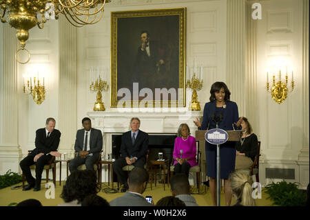 La Première Dame Michelle Obama parle aux côtés, de gauche à droite, le directeur Brian Helgeland acteurs Chadwick Boseman et Harrison Ford, et Jackie Robinson's widow Rachel comme elle se félicite les lycéens et étudiants de partout au pays pour un atelier avec les acteurs et de l'équipe du film Ò42,Ó dans l'État à manger à la Maison Blanche le 2 avril 2013 à Washington, D.C. Les membres du cast de '42'a participé à une discussion sur le film, Jackie Robinson et les thèmes d'inspiration de sa vie que les élèves peuvent appliquer à leurs propres. UPI/Kevin Dietsch Banque D'Images