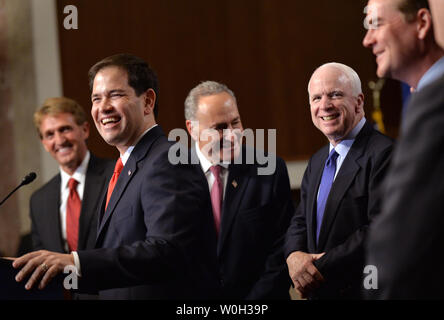 Marco Rubio, sénateur (R-FL) (2e-L) rire avec Sen. Jeff Flake (R-AZ) (L), le sénateur Charles Schumer (D-NY) (C), le sénateur John McCain (R-AZ) (2nd-R) et le sénateur Michael Mennet (R-CO) lors d'une conférence de presse sur la réforme de l'immigration sur Capitol Hill le 18 avril 2013 à Washington, D.C. UPI/Kevin Dietsch Banque D'Images