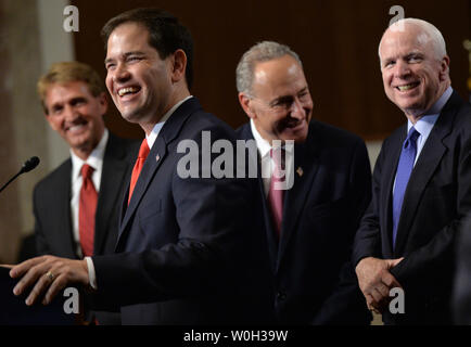 Marco Rubio, sénateur (R-FL) (2e-L) rire avec Sen. Jeff Flake (R-AZ) (L), le sénateur Charles Schumer (D-NY) (C) et le sénateur John McCain (R-AZ) lors d'une conférence de presse sur la réforme de l'immigration sur Capitol Hill le 18 avril 2013 à Washington, D.C. UPI/Kevin Dietsch Banque D'Images