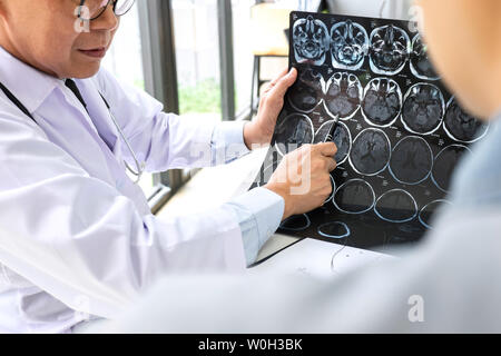 Avoir une conversation avec le professeur médecin et patient holding x-ray film tout en discutant d'expliquer ses symptômes ou l'avocat de la santé diagnostic, healthc Banque D'Images