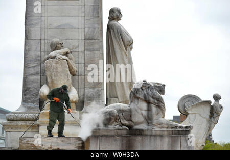 Un employé du National Park Service nettoie le Christopher Columbus Memorial fontaine en face de l'état de l'Union européenne, le 23 avril 2013 à Washington, D.C. UPI/Kevin Dietsch Banque D'Images