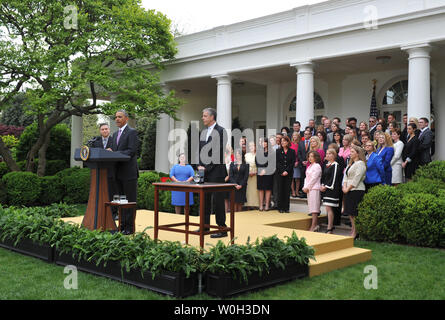 Allocution du Président Barack Obama aux côtés de professeur de l'année Jeff Charbonneau, de Zillah, Washington, et à l'éducation Arne Duncan, Secrétaire national au cours de la présentation du professeur de l'année, le 23 avril 2013 à la Maison Blanche à Washington, D.C. UPI/Kevin Dietsch Banque D'Images