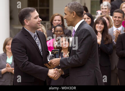 Le président Barack Obama présente le professeur de l'année décerné à Jeff Charbonneau, professeur de sciences Zillah, Washington, au cours de la présentation du professeur de l'année, le 23 avril 2013 à la Maison Blanche à Washington, D.C. UPI/Kevin Dietsch Banque D'Images