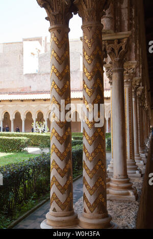 Le cloître, la cathédrale de Monreale Monreale, dans l'agglomération de la ville de Palerme, Sicile, Italie. Banque D'Images